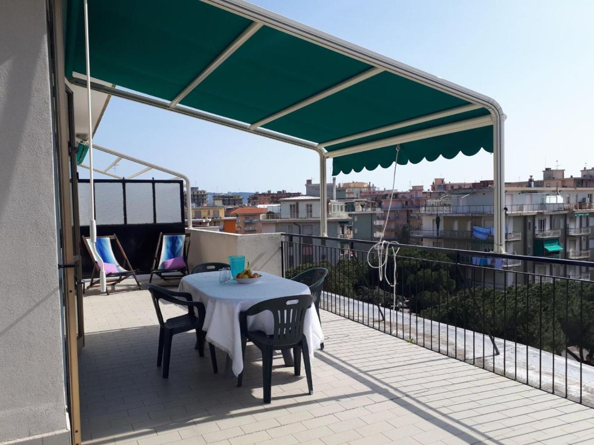 Attico Trilocale Con Solarium A Borghetto Santo Spirito Apartment Exterior photo