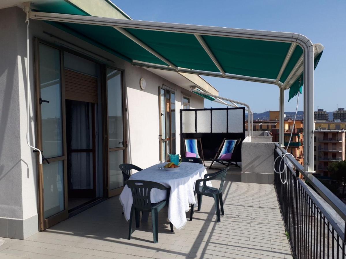 Attico Trilocale Con Solarium A Borghetto Santo Spirito Apartment Exterior photo